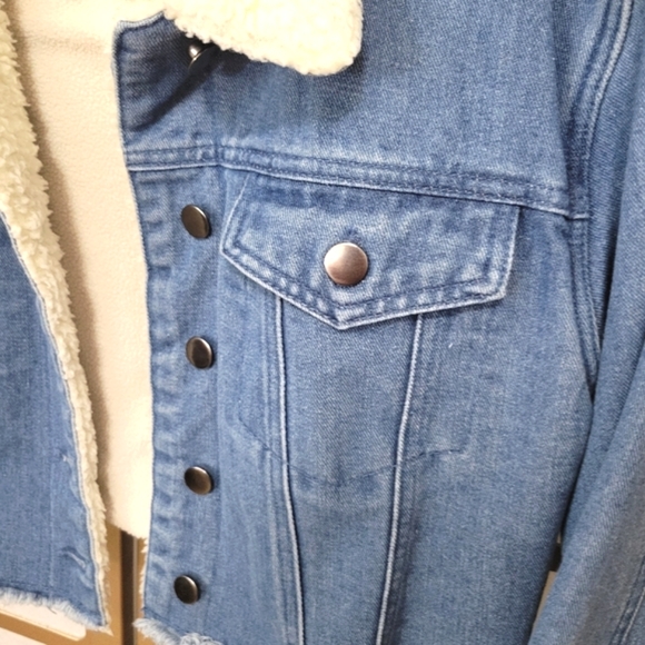 NWOT STORY ON LA Denim Cropped Distressed Jacket Shearling Collar - Picture 3 of 15